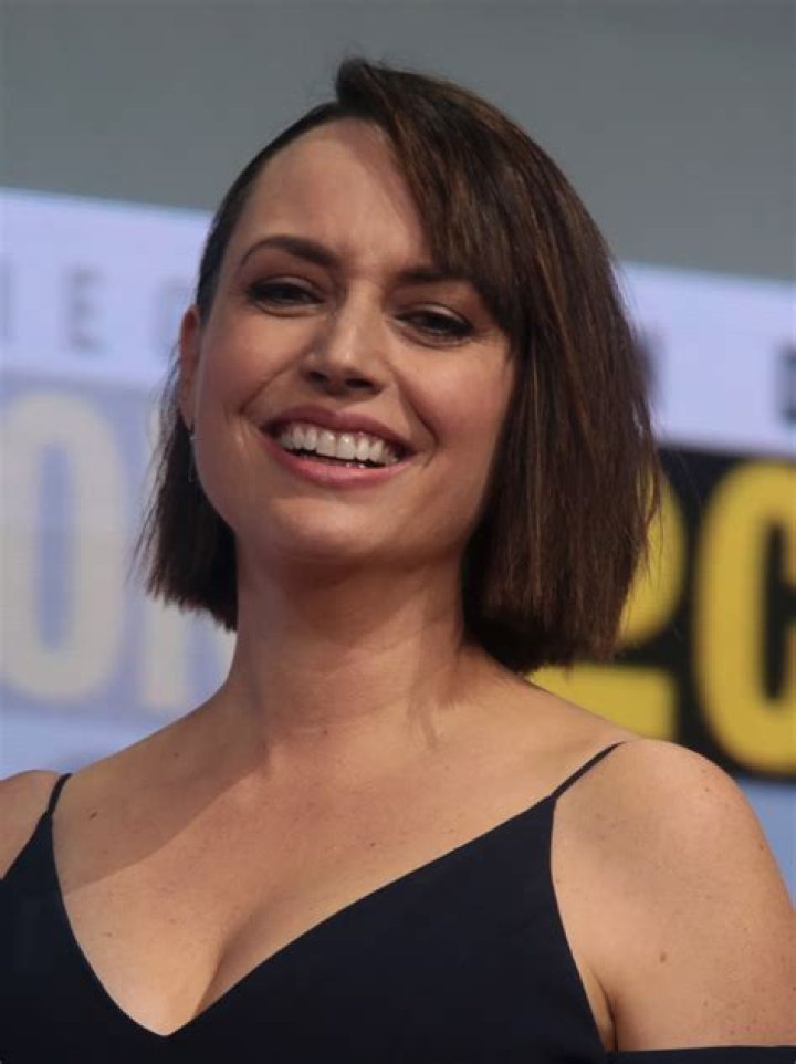 Julie Ann Emery Biography, Age, Height, Husband, Net Worth, Family